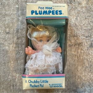New in Box Uneeda Pee Wee Plumpees Blonde Blue Eyes white Lace Dress